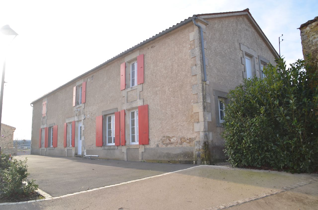Maison en pierre rénovée d'environ 260m2 avec vaste espace de verdure - A SAINT LAURENT DE LA SALLE - 85410