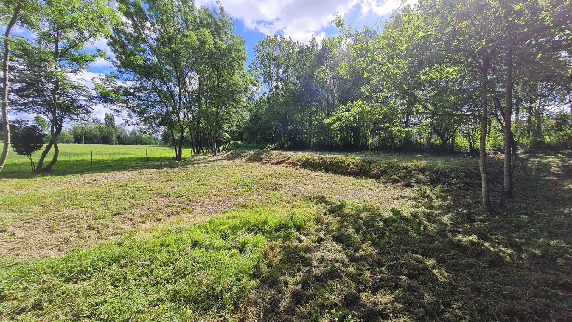 Agréable terrain de loisirs au bord du Lay - A 10min DE ST JEAN D'HERMINE - 85210