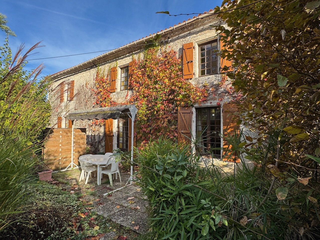 Maison de charme en pierre dans un havre de paix avec dépendance 270 m² et piscine - LA CHAPELLE THEMER 85210