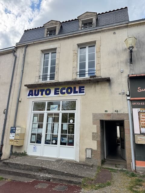 Investissement locatif Immeuble de 2 logements. BOURNEZEAU - 85480.